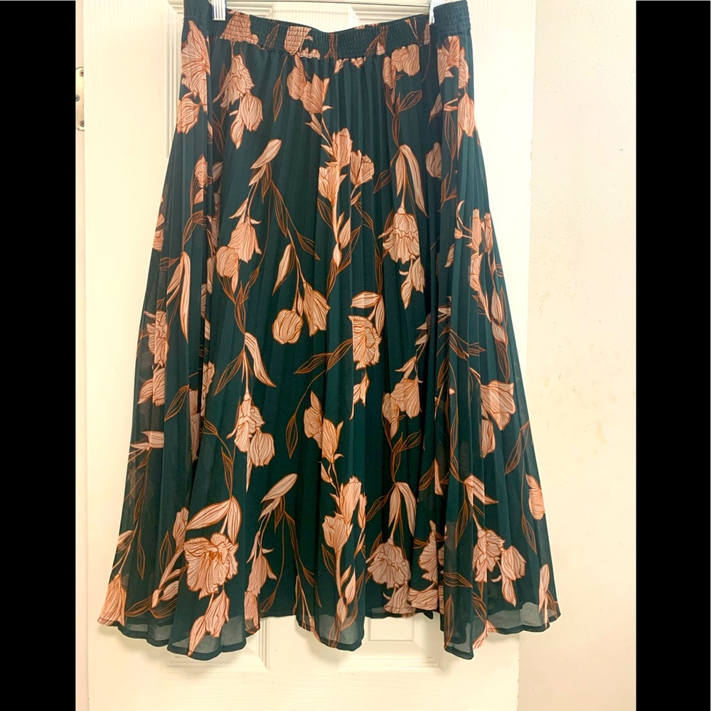 *FINAL PRICE DROP* Pleated Skirt